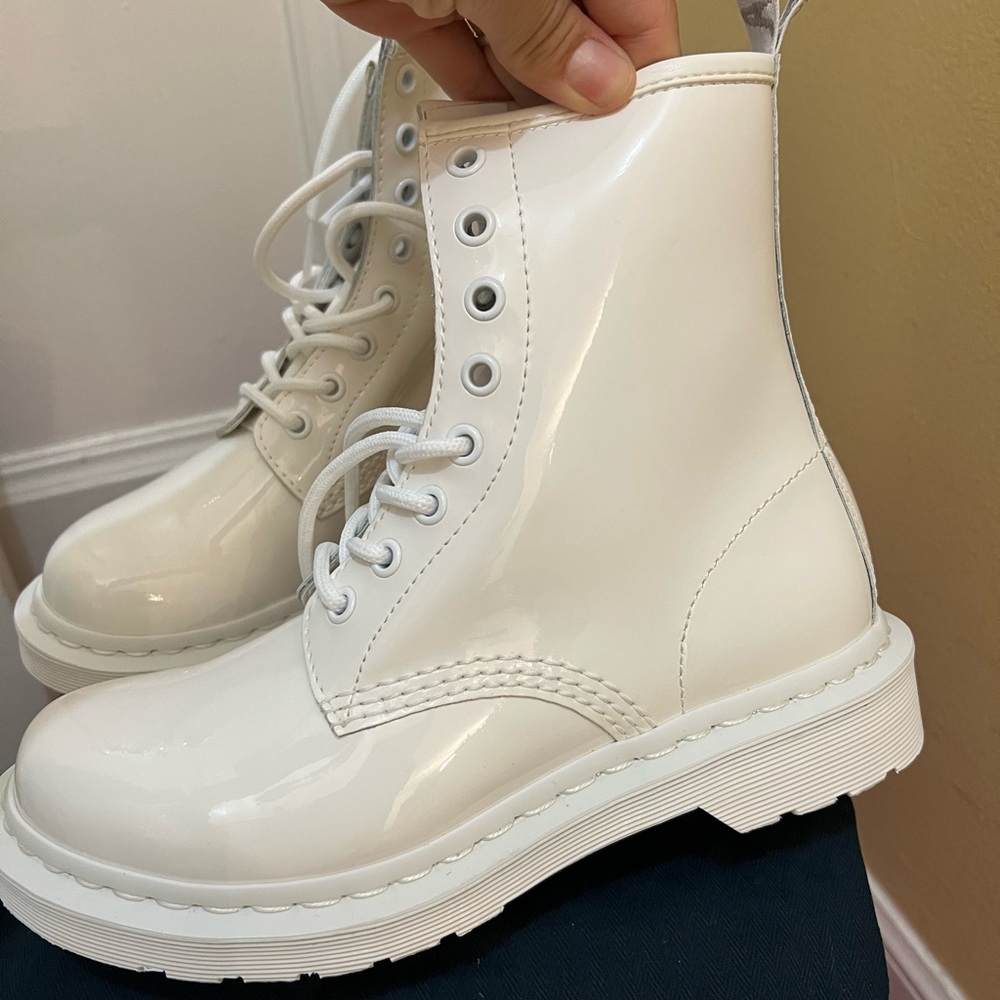 Dr. Martens Lace Up Boots in white patent lamper